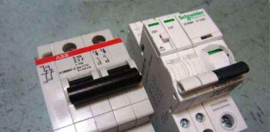 Блок контакты для модульных автоматов. Рассмотрим на примере ABB и Schneider Electric. Блок контакты